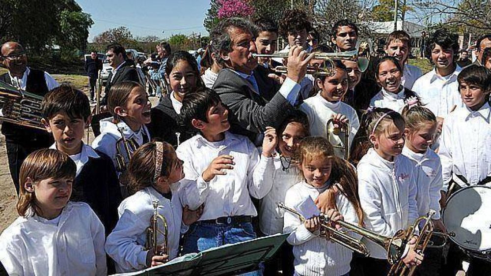 Urribarri asisti� al aniversario de Villa Urquiza y anunci� que la localidad tendr� gas natural