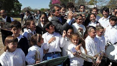 Urribarri asisti� al aniversario de Villa Urquiza y anunci� que la localidad tendr� gas natural