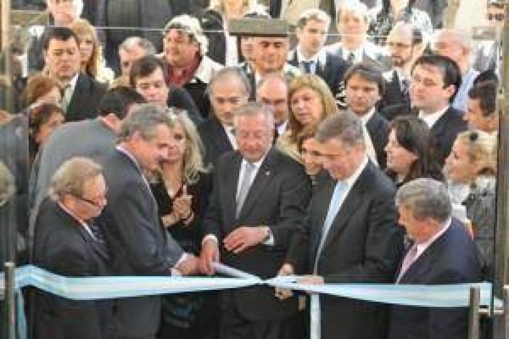 Fellner inaugur� salas de comisi�n, oficinas administrativas y el Estudio de Diputados