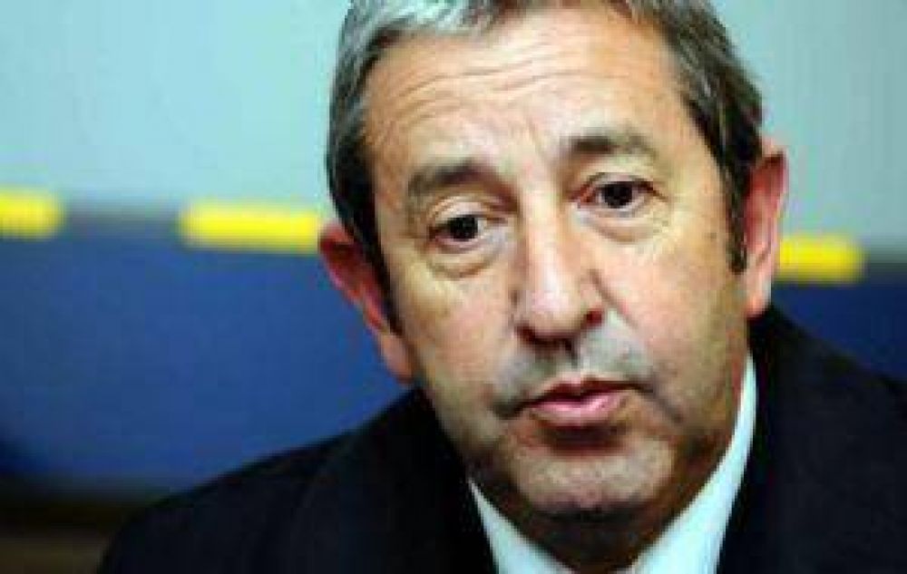 Cobos quiere poner al presidente de la UCR 