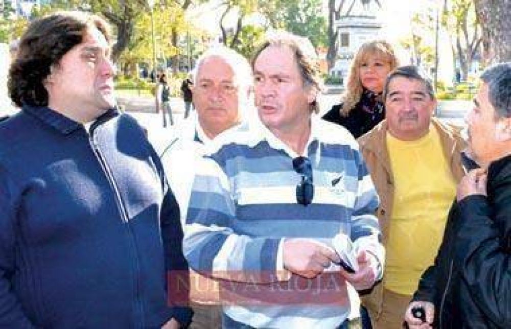 Dos gremios protestan en reclamo de mayor aumento