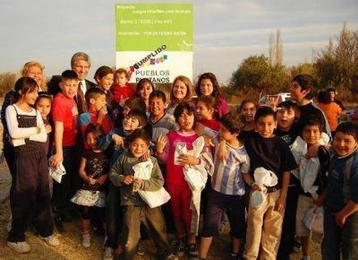 Pueblos Puntanos inaugur� juegos infantiles en el San Luis XV