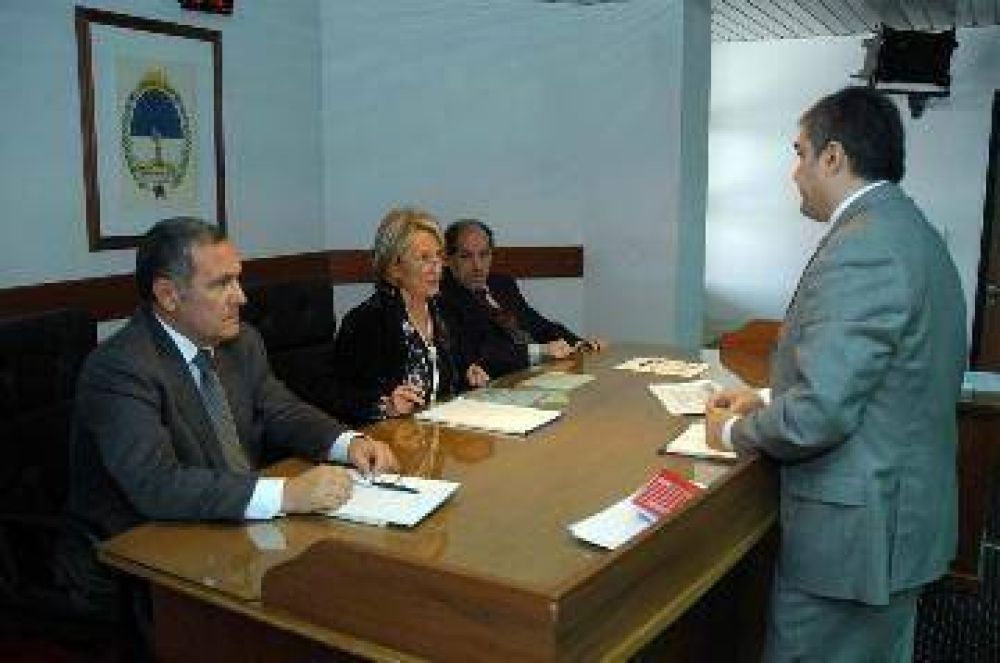 Rev�s para ministros: ratificaron al juez Reussi