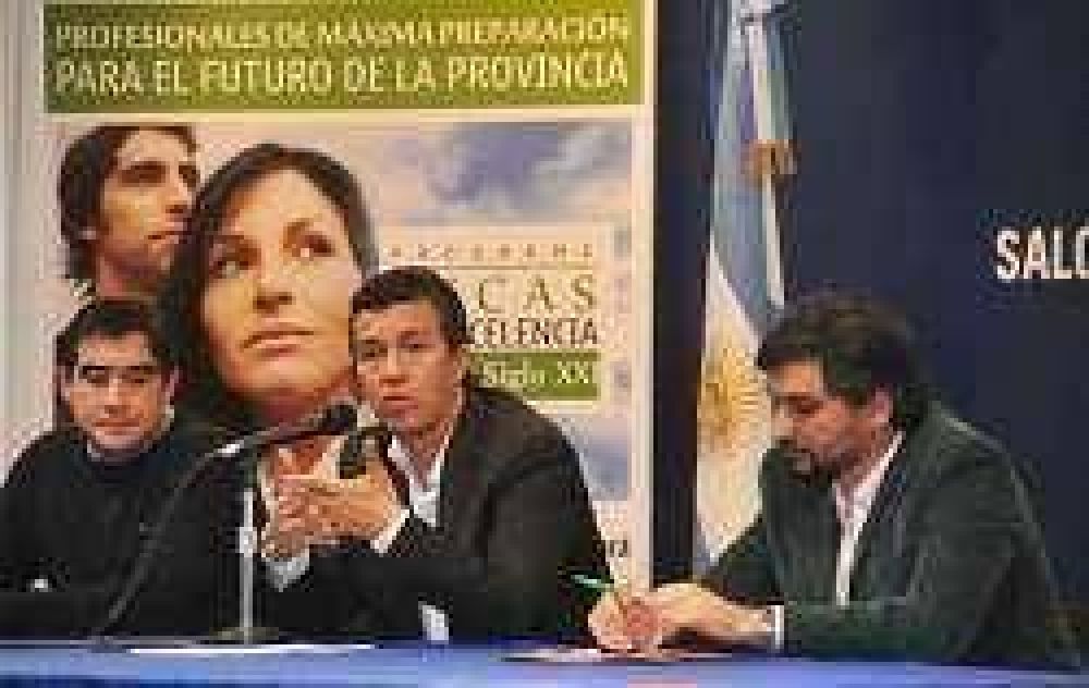 Becas a la Excelencia: Aguilar se reuni� con los postulantes 