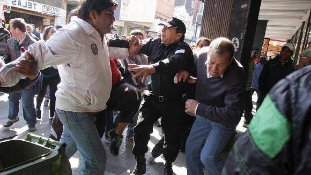 Los controles para erradicar la venta ambulante terminaron en caos e incidentes