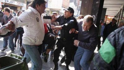 Los controles para erradicar la venta ambulante terminaron en caos e incidentes