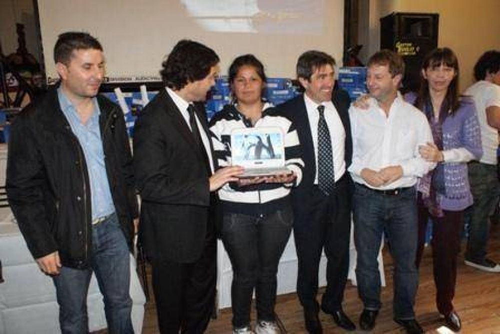 ENTREGAN 171 NETBOOKS EN EL COLEGIO NACIONAL DEL PROGRAMA CONECTAR IGUALDAD 