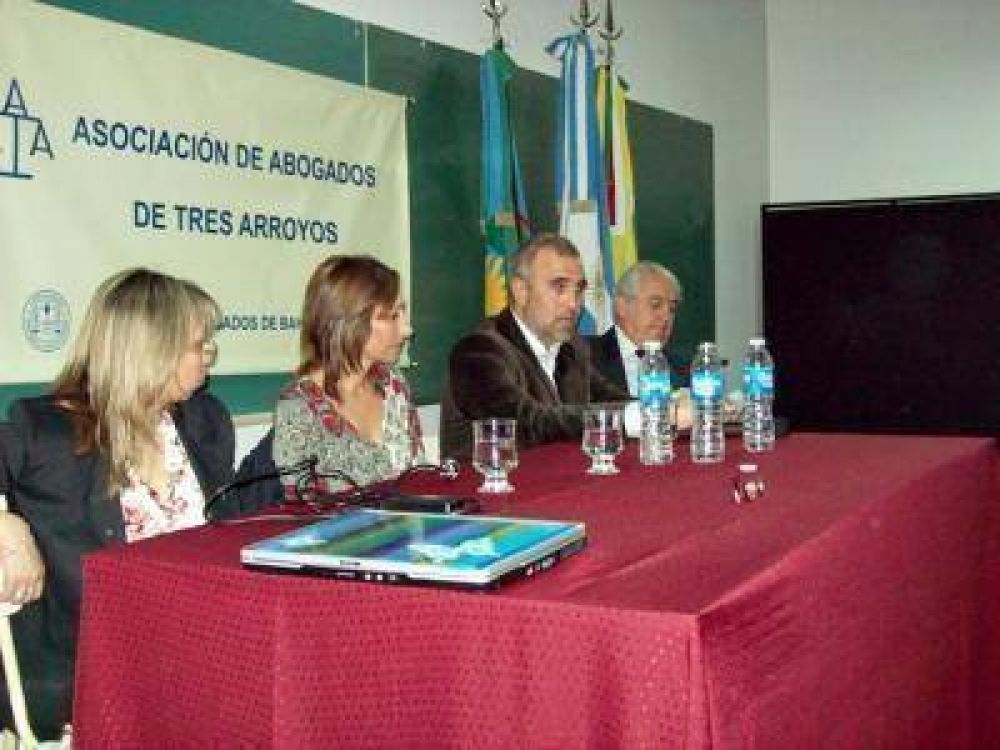 SE REALIZ� LA JORNADA SOBRE DERECHO DE FAMILIA EN CRESTA   