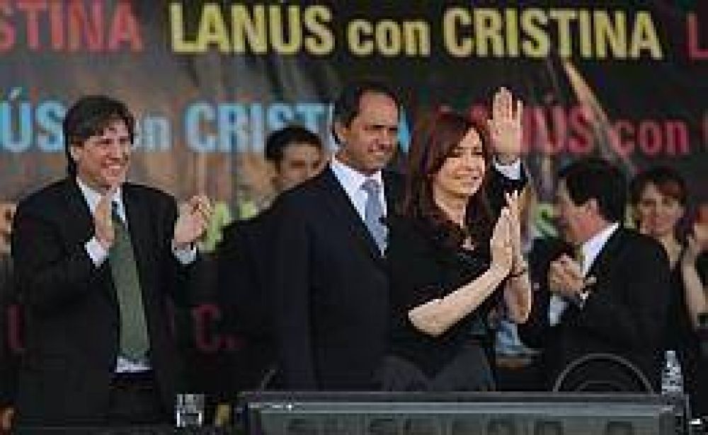 De campa�a en el conurbano, Cristina entreg� lotes y computadoras en Lan�s