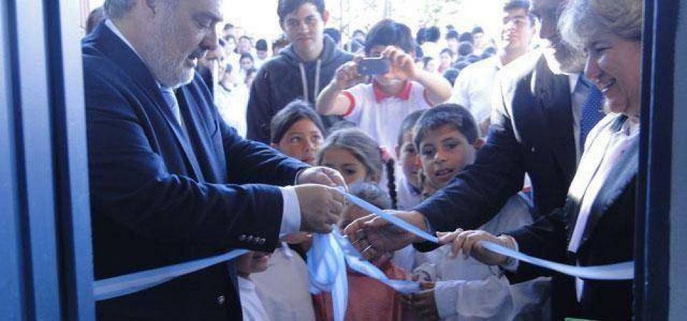 Ricardo inaugur� ampliaci�n y refacci�n en una escuela del paraje "Raices Norte" de Bella Vista