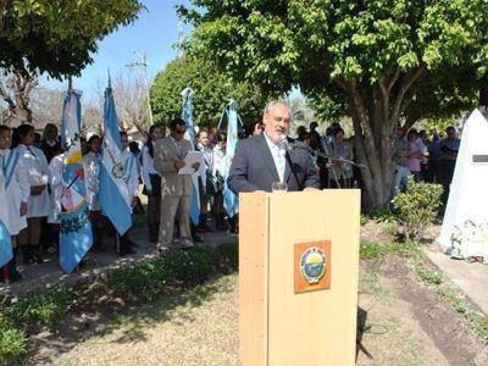 El gobernador inaugur� pavimentos, Iluminaci�n y otras obras en Santa Luc�a