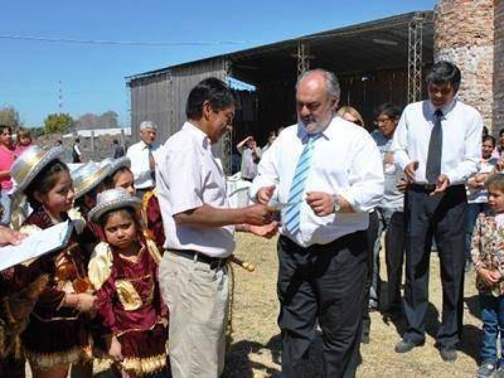 Colombi anunci� la construcci�n de un hospital nuevo en Santa Luc�a