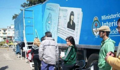 Ayer 190 pasaportes: Casi mil quinientos DNI, entregados en el tr�iler