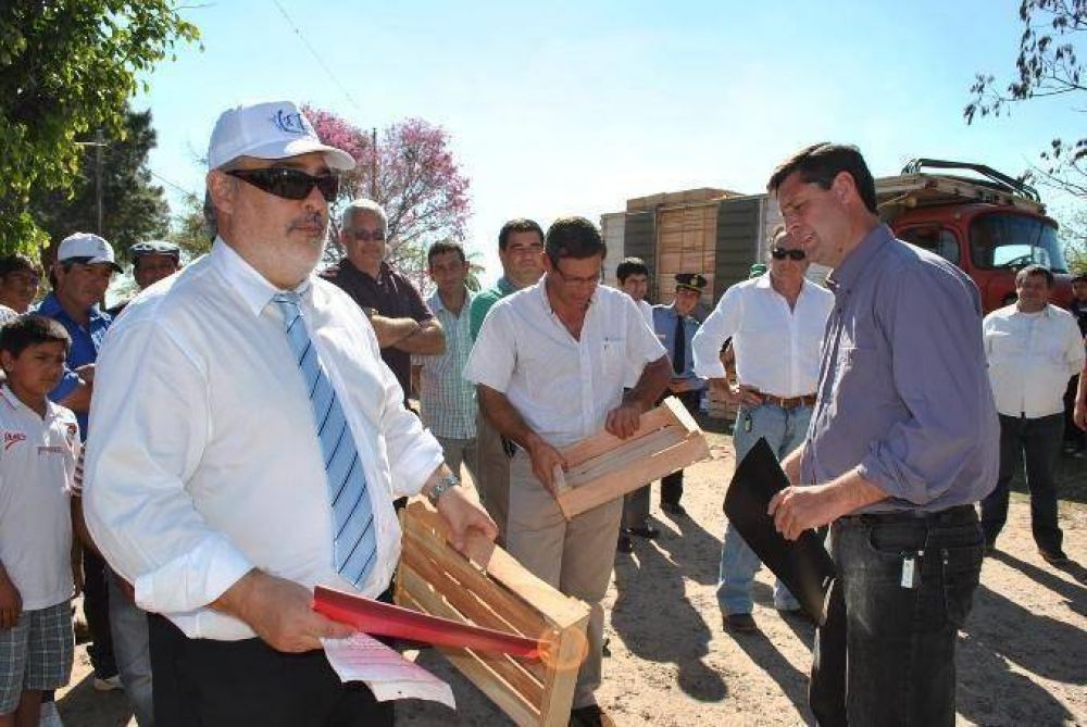 El Gobernador entreg� transformadores y herramientas a peque�os productores frutilleros del paraje Desmochado