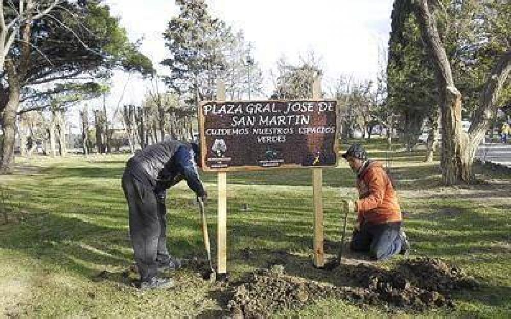 Colocan carteles en los principales espacios verdes de Sarmiento