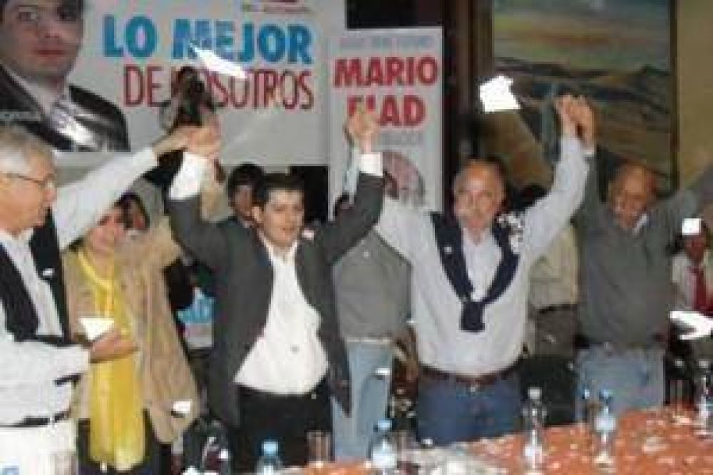Mario Fiad y miembros de la UDESO acompañaron a los candidatos de Libertador