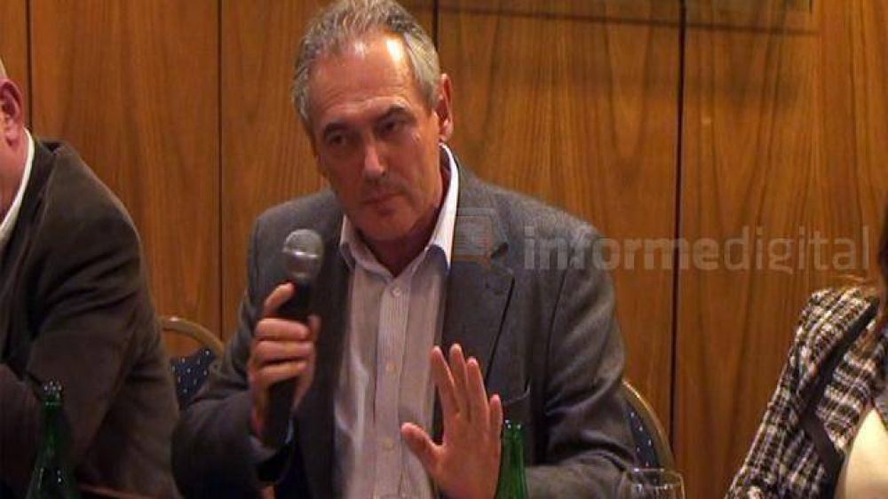 Benedetti pone freno a sus aliados pero siguen apareciendo pedidos de cabezas