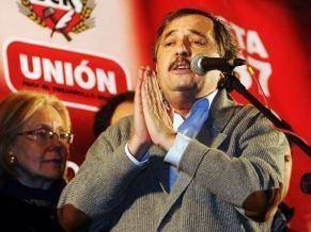 Alfons�n relanz� su campa�a: "Estamos de pie y trabajamos por el triunfo"
