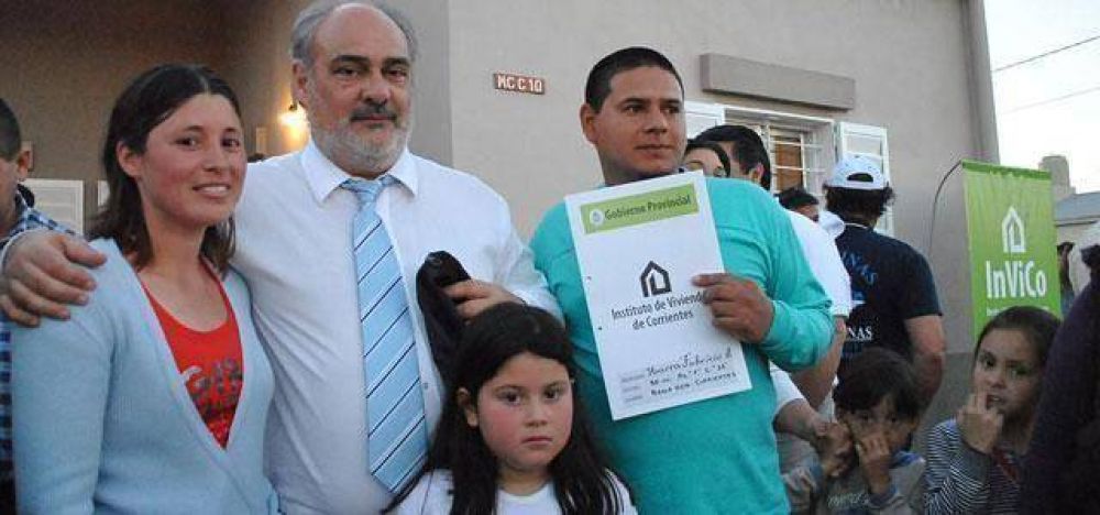 En Bella Vista, Ricardo entreg� viviendas y firm� el contrato para la ampliaci�n del hospital