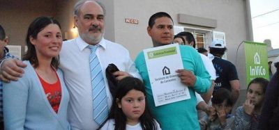 En Bella Vista, Ricardo entreg� viviendas y firm� el contrato para la ampliaci�n del hospital