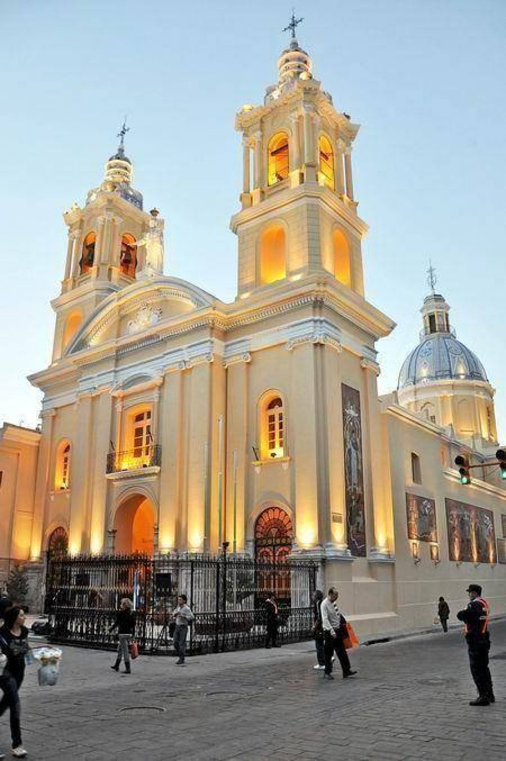 Provincia inaugura sistema lum�nico en la iglesia de la merced 