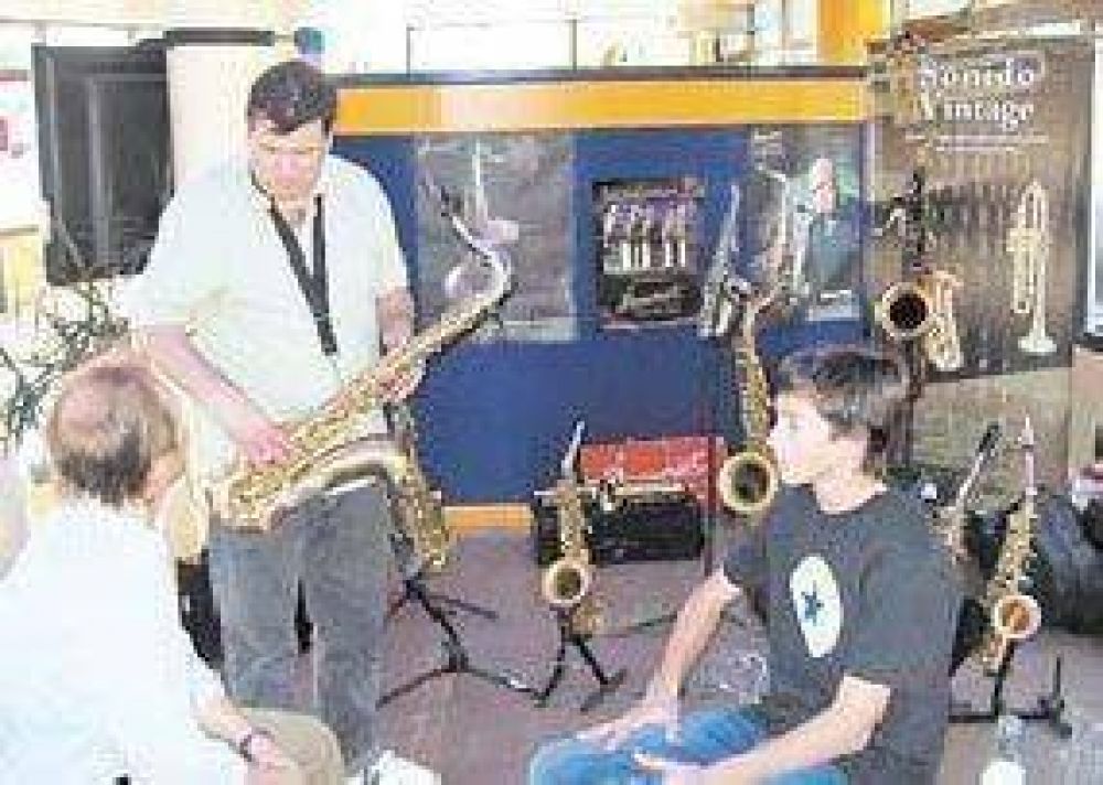 San Luis: un encuentro de saxofonistas cautiv� a turistas y puntanos