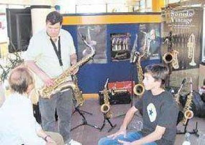 San Luis: un encuentro de saxofonistas cautiv� a turistas y puntanos
