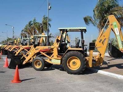 El Gobierno Provincial entreg� 45 m�quinas y veh�culos a 23 municipios