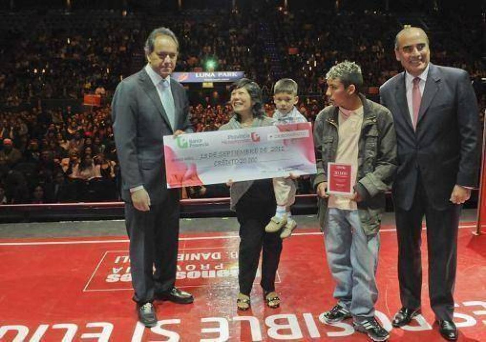 Scioli entreg� el microcr�dito 20 mil