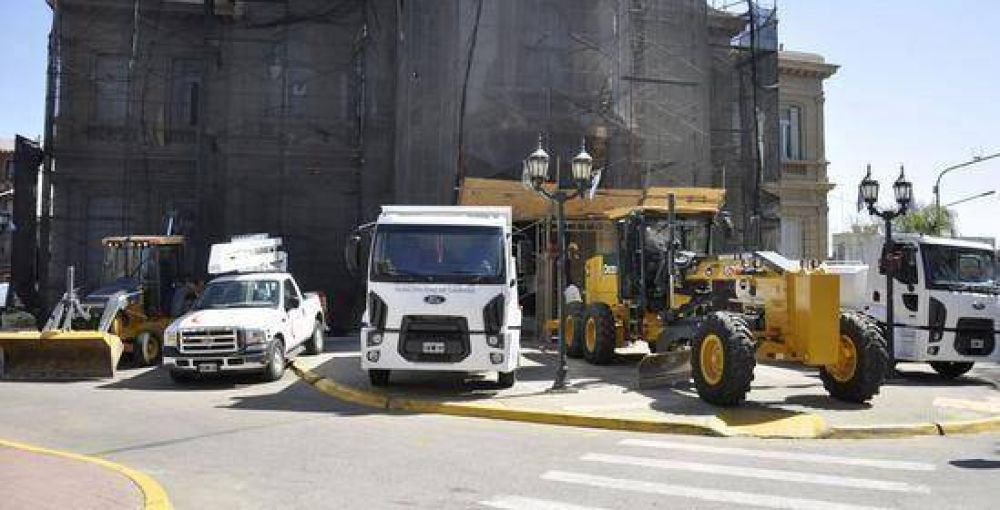 La Intendente Giroldi present� nuevos veh�culos y maquinarias para la Comuna