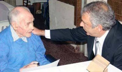 Ricardo Casi visit� a Juan Ar�valo Urquiza por el D�a del Maestro