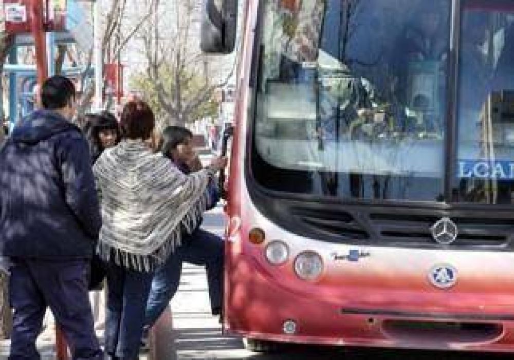 Luego de 33 horas, los colectivos retomaron el servicio en la ciudad 
