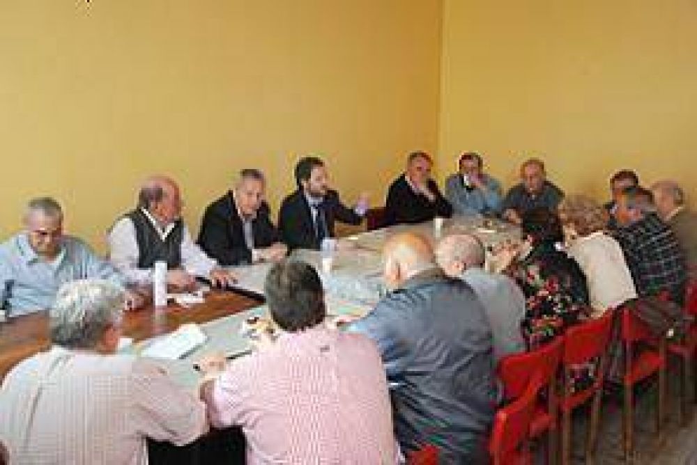 Prince se reuni� con representantes de centros de jubilados