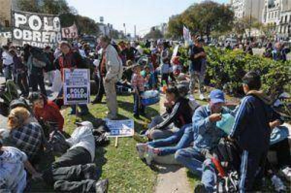 Beneficiarios del Argentina Trabaja piden aumento de $1250 a $2300