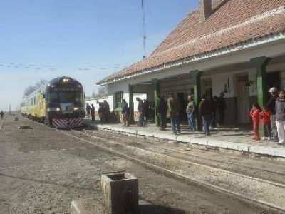 Un renovado tren volvi� a unir la Regi�n Sur
