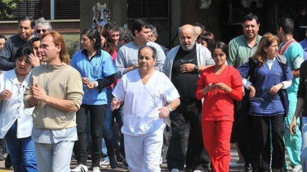 Se profundizan los reclamos en hospitales por fuera de los gremios