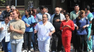 Se profundizan los reclamos en hospitales por fuera de los gremios