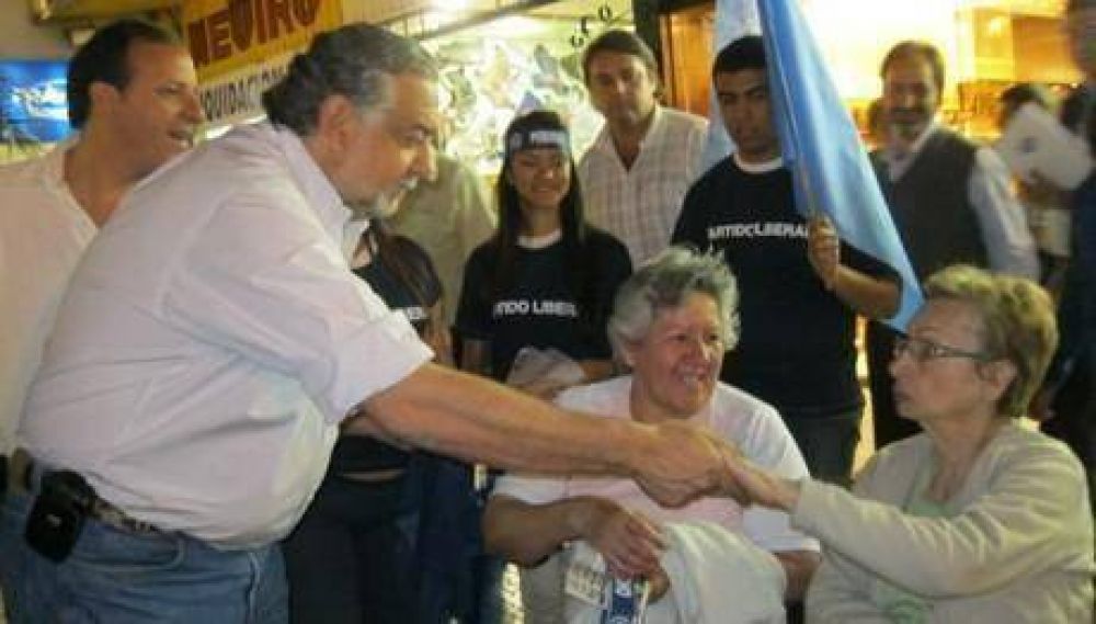 Cassani: �Usted ve a un legislador cambiar el modelo de provincia desde una banca?