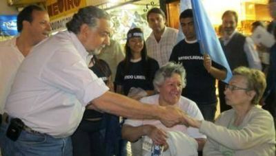 Cassani: �Usted ve a un legislador cambiar el modelo de provincia desde una banca?
