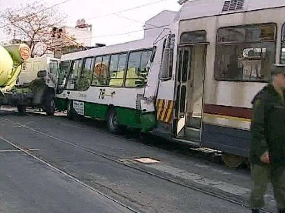 Choque m�ltiple en Bajo Flores: hay al menos 90 pasajeros heridos