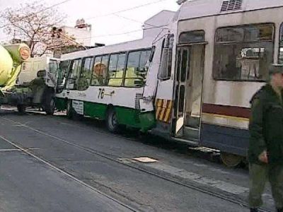 Choque m�ltiple en Bajo Flores: hay al menos 90 pasajeros heridos