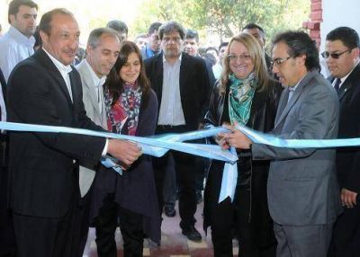 Alicia Kirchner y Luis vivona inauguraron un Centro Deportivo