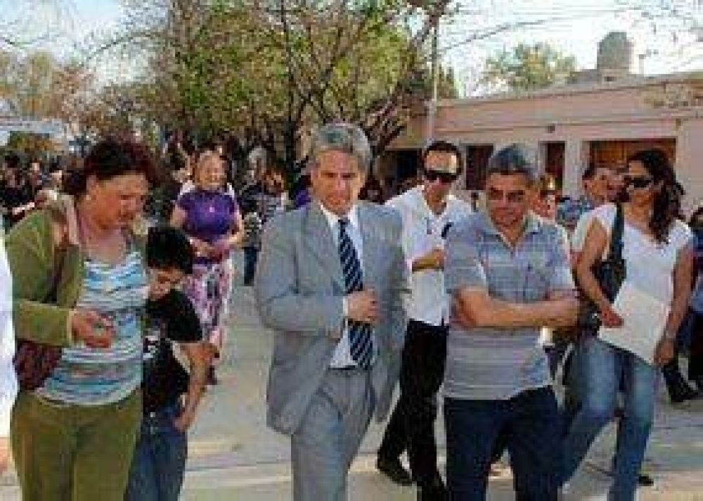 Claudio Poggi visit� la construcci�n de doce viviendas