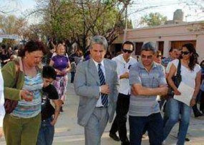 Claudio Poggi visit� la construcci�n de doce viviendas