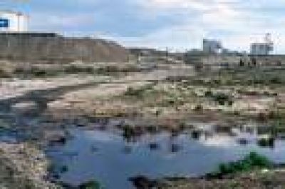 Derrame de �agua de producci�n� afect� tierras pr�ximas al Predio Ferial 		