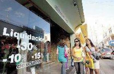 El comercio apura las liquidaciones cuando apenas van 20 d�as de verano