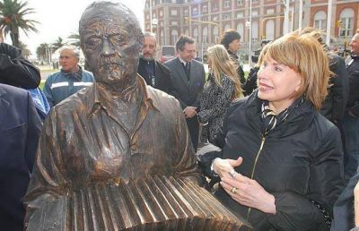 GRAL. PUEYRRED�N - Inauguran escultura de Astor Piazzolla en tama�o real