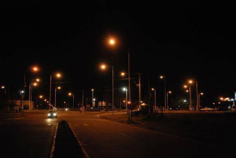 LUJ�N - QUEDO HABILITADA LA MODERNA ILUMINACION DE LA ROTONDA DE RUTA 5 Y LORENZO CASEY