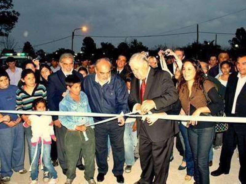 El gobernador Colombi entreg� equipamiento en la Escuela N� 140