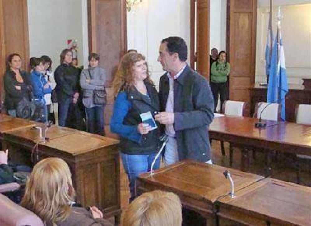 Entregaron los cheques correspondientes a las Becas Municipales 2011 